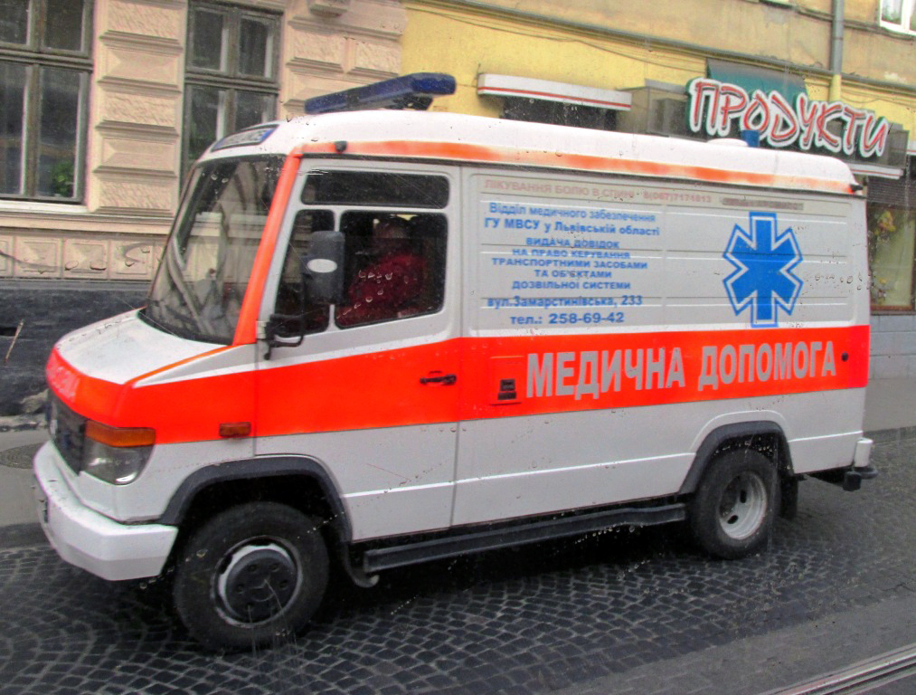  Автомобиль скорой медицинской помощи на базе Mercedes-Benz. Львов, улица Лычаковская