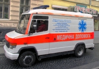  Автомобиль скорой медицинской помощи на базе Mercedes-Benz. Львов, улица Лычаковская