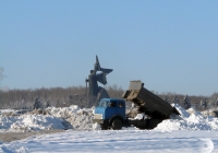 Автомобиль МАЗ-5549 на вывозе снежной массы. Донецк, проспект Мира
