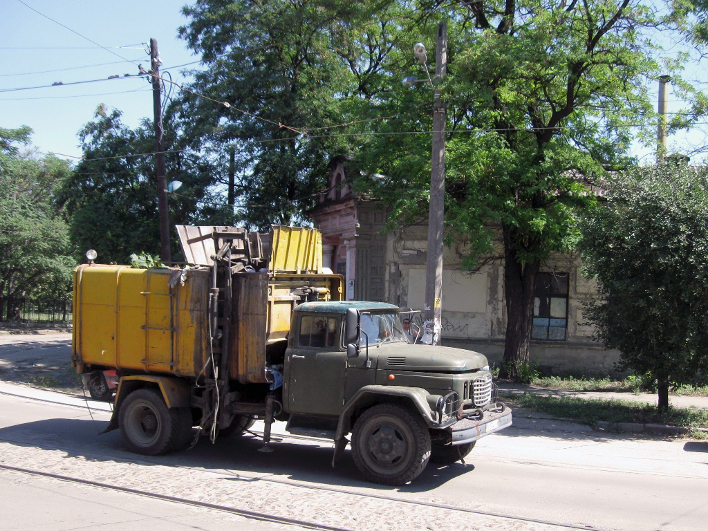 Мусоровоз на шасси ЗиЛ-431412. Николаев, улица Акима