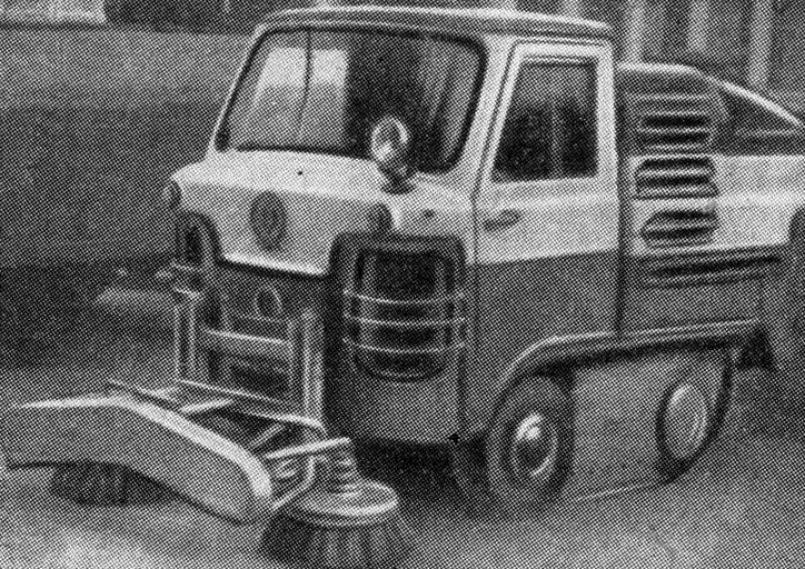 Тротуароуборочная машина ТУМ-975.  