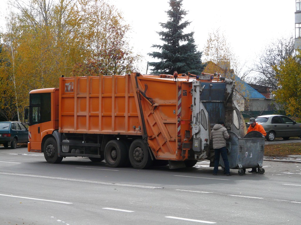 Мусоровоз Haller X2 на шасси Mercedes-Benz Econic. #ВІ 8556 ВО. Загрузка ТБО из сборного контейнера в бункер мусоровоза.. Полтавская область, г. Миргород