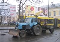 Трактор МТЗ-50Л "Беларусь", оборудованный бульдозерным отвалом и гидрокраном производства ЛЗАП на дорожных работах. Киев, Контрактовая площадь