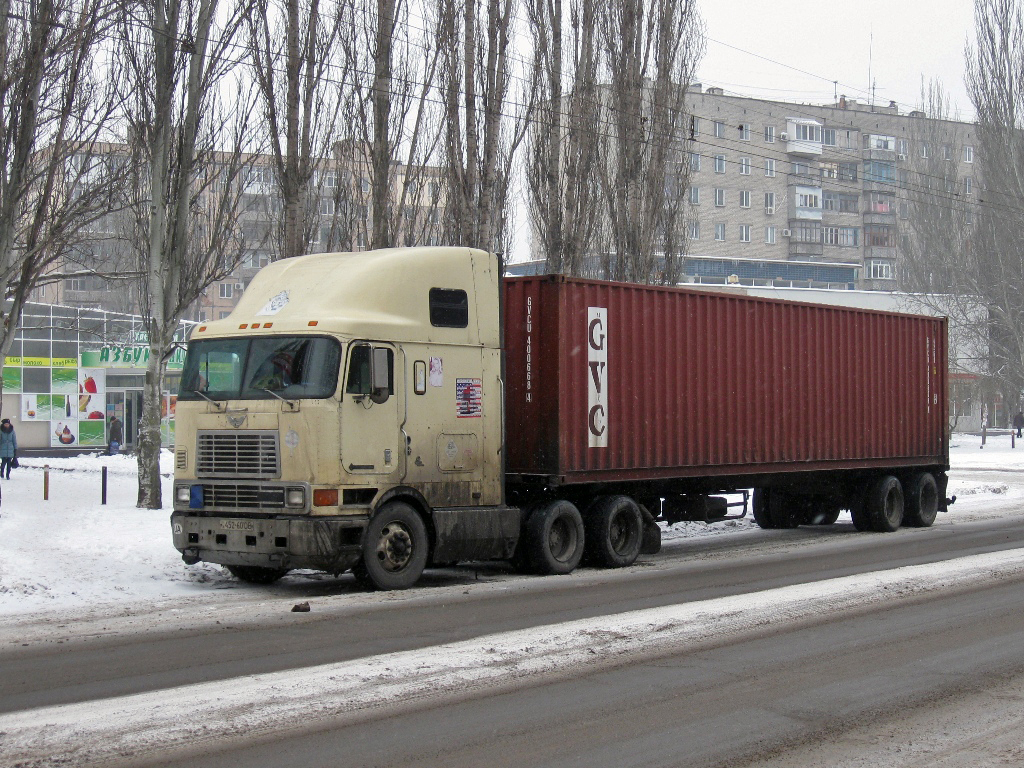 Седельный тягач International 9700 c полуприцепом-контейнеровозом. Николаев, проспект Мира