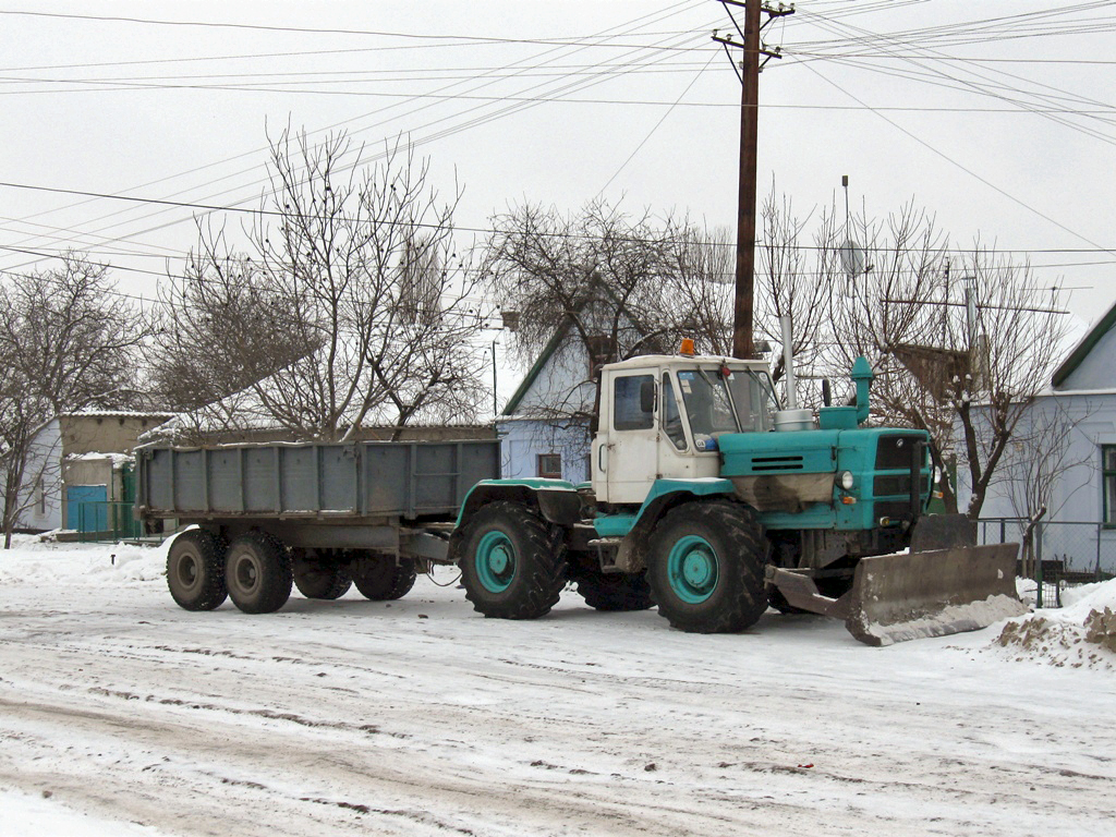Трактор Т-150К с двухосным прицепом. Николаев, улица Сафронова