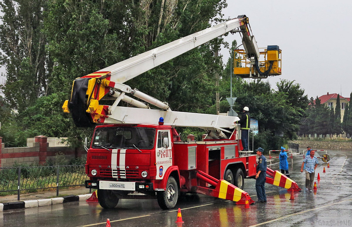 Автоподъёмник Bronto Skylift F30-3 на шасси КамАЗ-53213 #А 800 МВ 82. АР Крым, Судак, улица Ленина