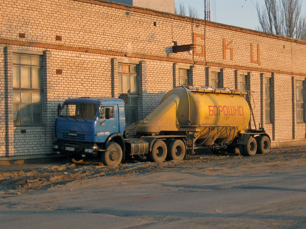 Автопоезд-кормовоз в составе тягача КамАЗ-54115 и полуприцепа АСП-25. Николаев, улица Новостроительная