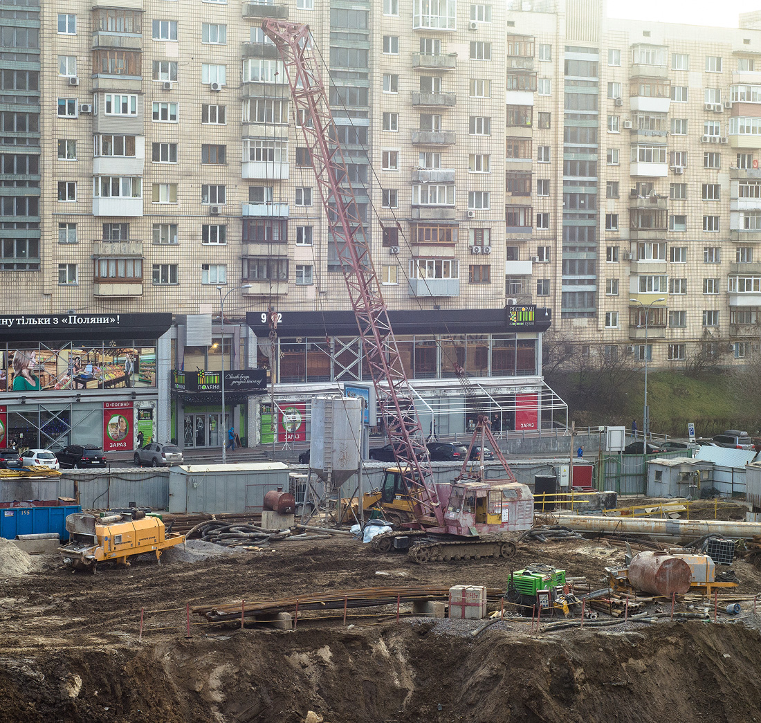 Кран МКГ- 25БР на стройплощадке. Киев, ул. Мечникова