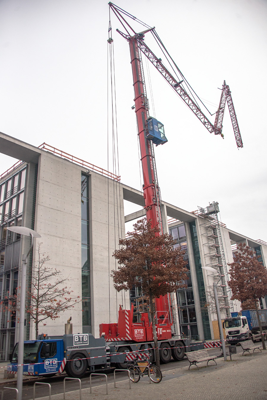 Кран Liebherr MK 100 в процессе монтажа. Германия, Берлин, Шнайдеманнштрассе