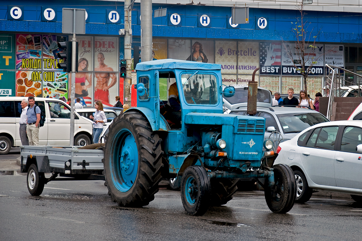 Трактор Т-40М компании "Київенерго" с одноосным автомобильным прицепом. Киев, Жилянская улица