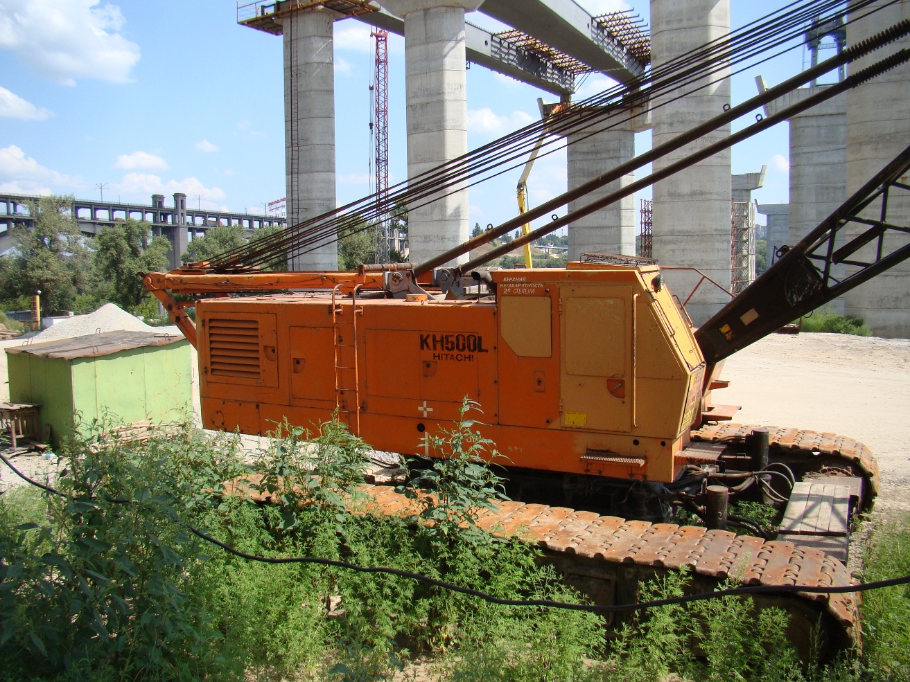 Кран Hitachi KH500L на строительстве мостов через Днепр.. Запорожье, остров Хортица