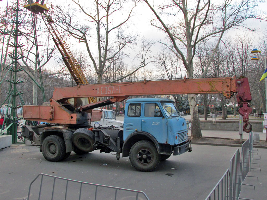 Автомобильный кран КС-3571-1 на шасси МАЗ-5334 . Николаев, улица Советская