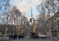 Монтаж новогодней ёлки в Николаеве при помощи автоподъёмников АР-18-04 . Николаев, улица Советская