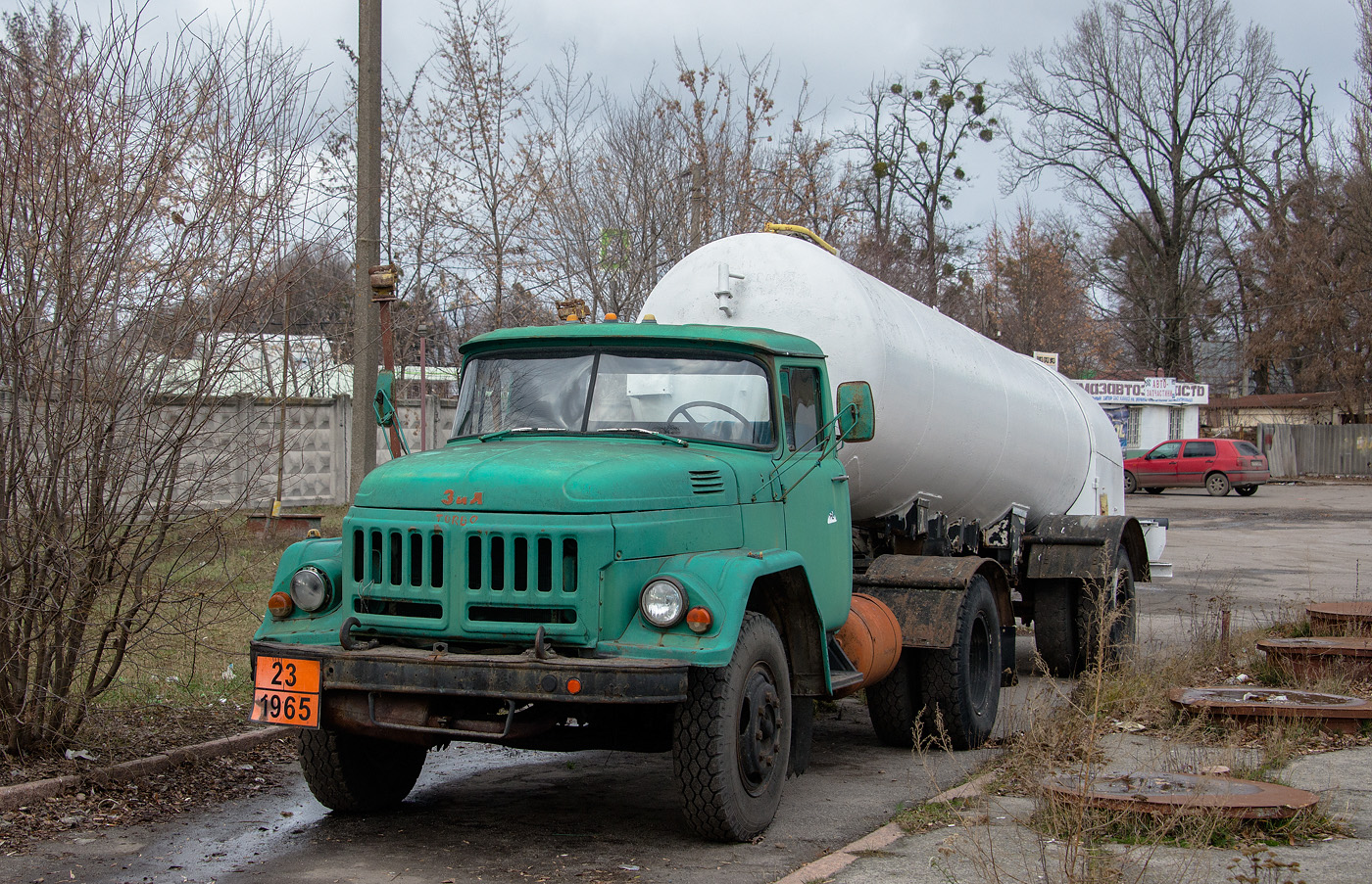 Автопоезд из тягача ЗиЛ-441510 с установкой для работы на сжиженном газе и полуприцепа-цистерны для перевозки газовых смесей.. Винница, Хмельницкое шоссе