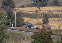 Трактор Беларус-920 с прицепной косилкой и двухосным прицепом. Полтавская область, с. Пласковщина