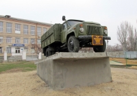 Автомобиль ГАЗ-53-12 на постаменте . Николаев, проспект Героев Сталинграда