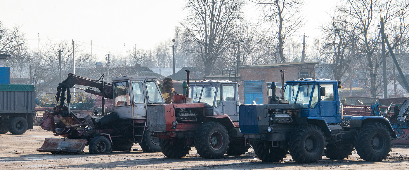 Тракторы Т-150К и погрузчик-экскаватор автономный ПЭА-1,0 "Карпатец". Черкасская область, г. Христиновка, Опытное хозяйство