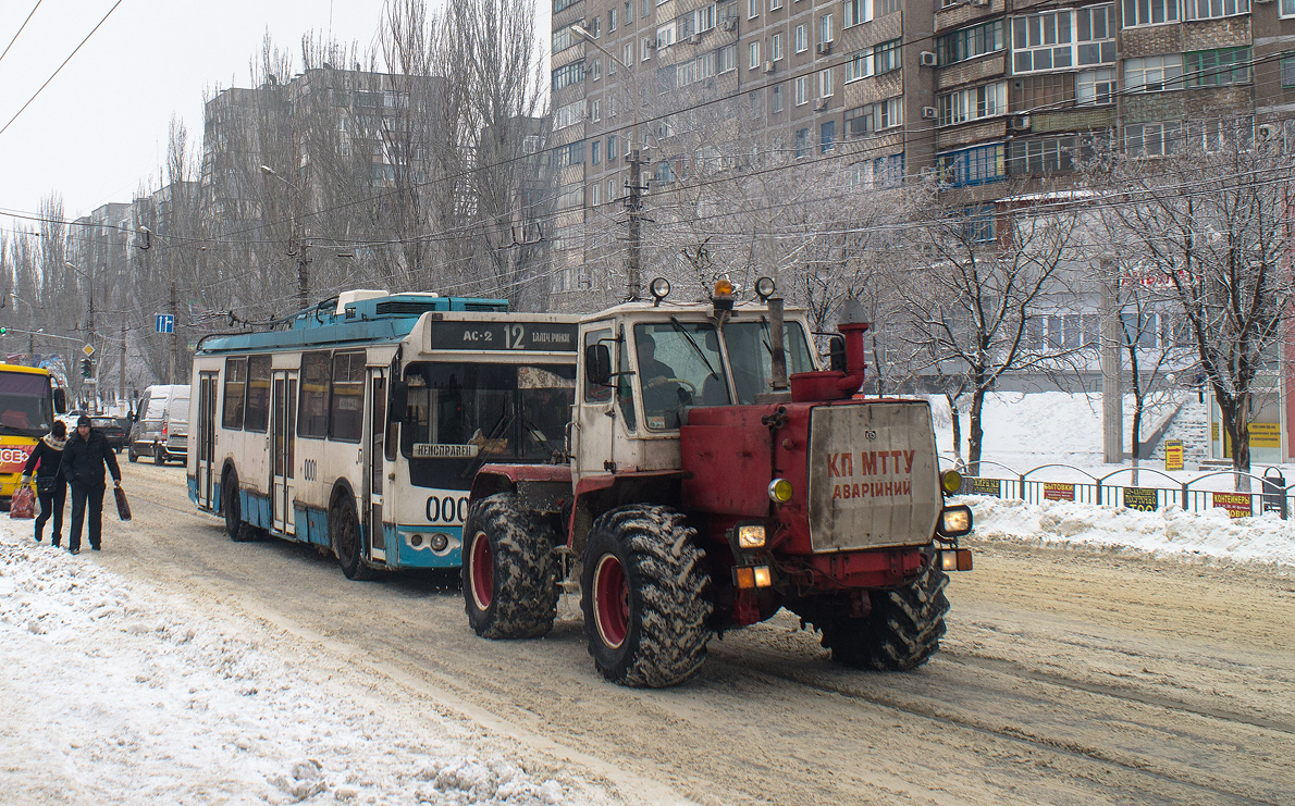 Трактор Т-150К техслужбы Мариупольского ТТУ буксирует неисправный троллейбус. Донецкая область, Мариуполь, просп. Металлургов