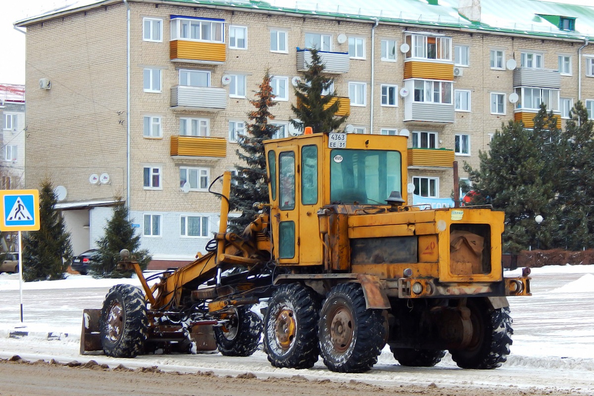 Автогрейдер ДЗ-122А-1 #4363 ЕЕ 31. Белгородская область, Алексеевка, площадь Победы