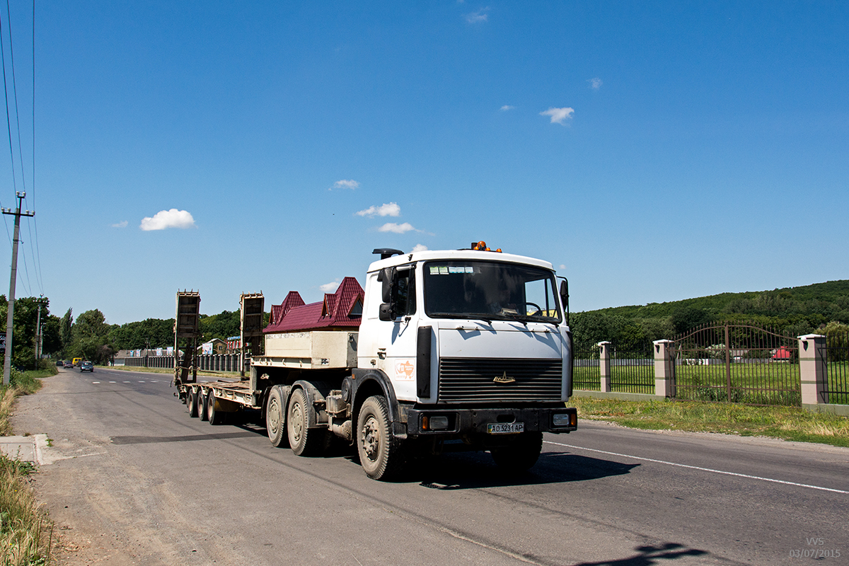 Автомобиль МАЗ-6422А8 с полуприцепом-трейлером. Закарпатская область, Виноградов, Копанская улица