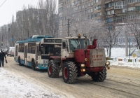 Трактор Т-150К техслужбы Мариупольского ТТУ буксирует неисправный троллейбус. Донецкая область, Мариуполь, просп. Металлургов
