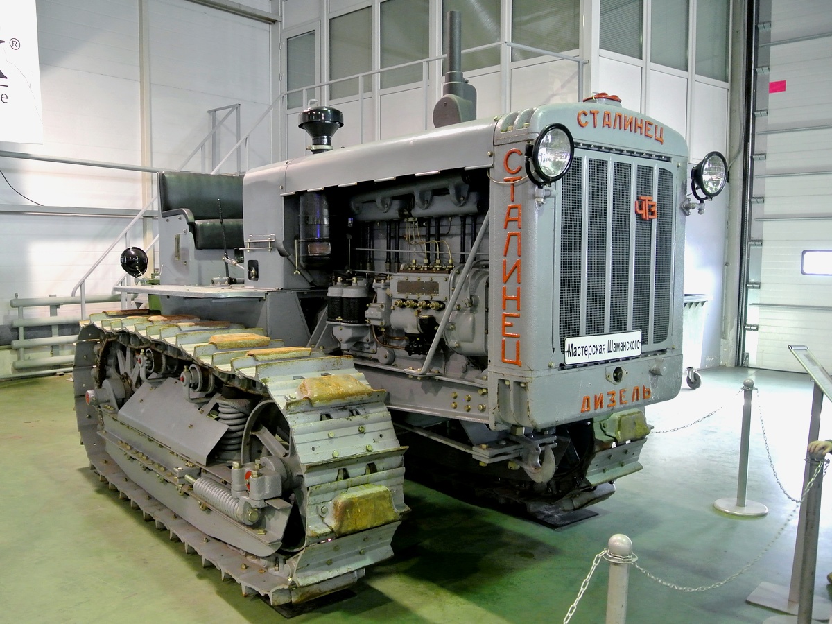 Трактор С-65 "Сталинец" на выставке "Олдтаймер-галерея". Москва, выставочный комплекс в Сокольниках