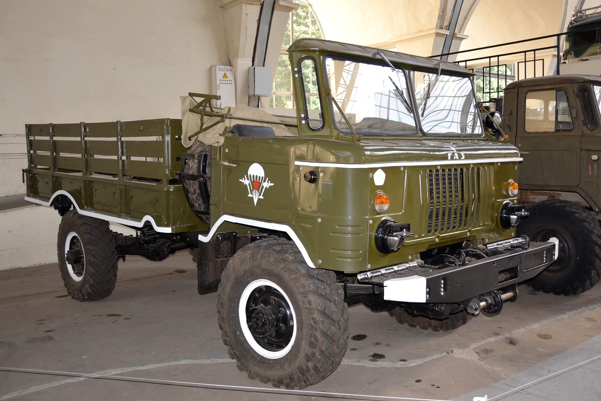 Грузовой автомобиль ГАЗ-66Б. Москва, ВДНХ, павильон "Космос"