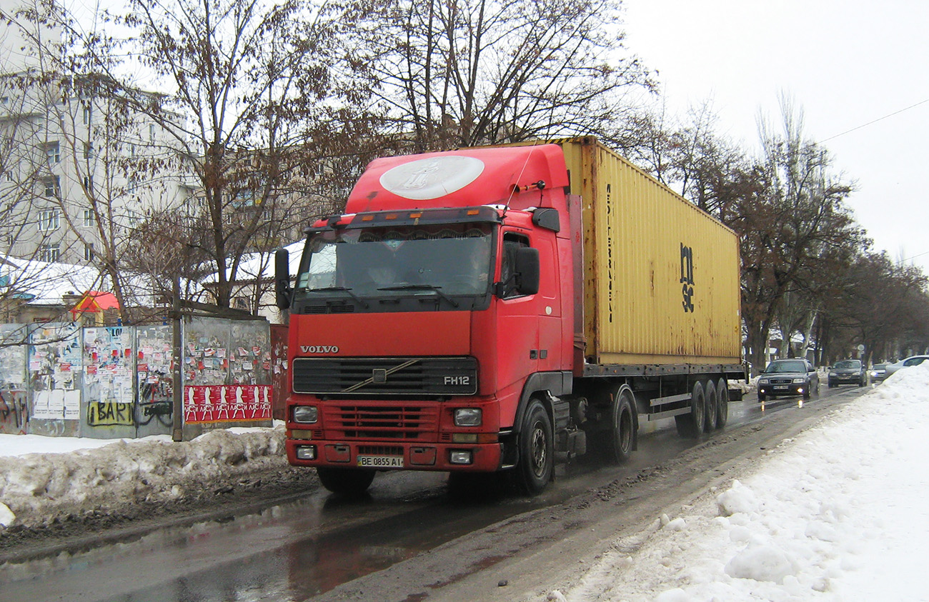 Тягач седельный Volvo FH12. Николаев, Никольская улица