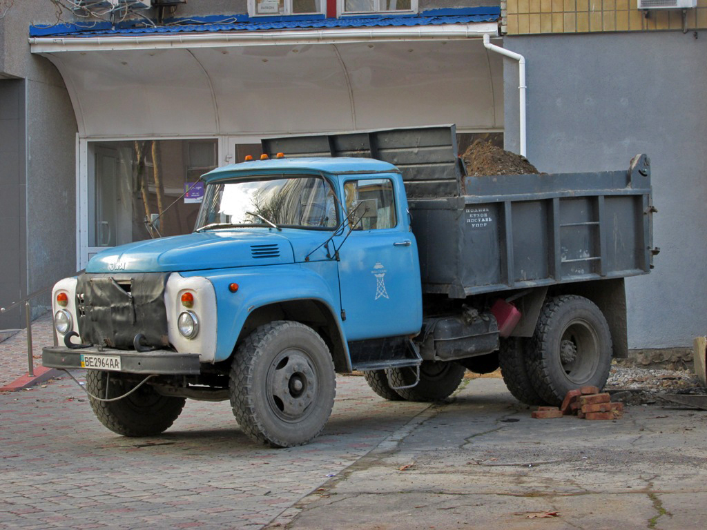 Автосамосвал ЗиЛ-ММЗ-4502. Николаев, улица Советская