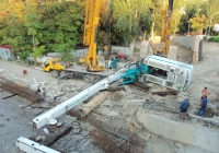 Буровая машина Casagrande B 250 после падения и кран XCMG QY 65 K. Севастополь