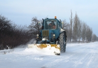 Трактор МТЗ-80* "Беларусь" с бульдозерным отвалом. Николаевская область, Очаковский район, дорога Т-15-07