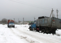 Автомобили-мусоровозы на вывозе ТБО в Николаеве. Николаев, улица Очаковская