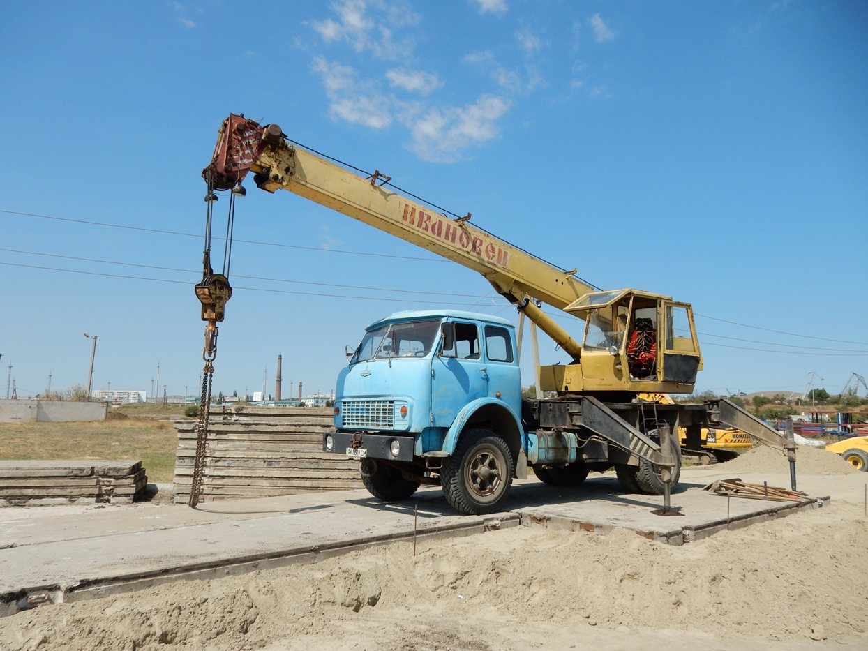 Кран КС-3577 на шасси МАЗ-5334 #АК 0319 СМ. Крым, Керчь, вахтовый поселок строителей Керченского моста