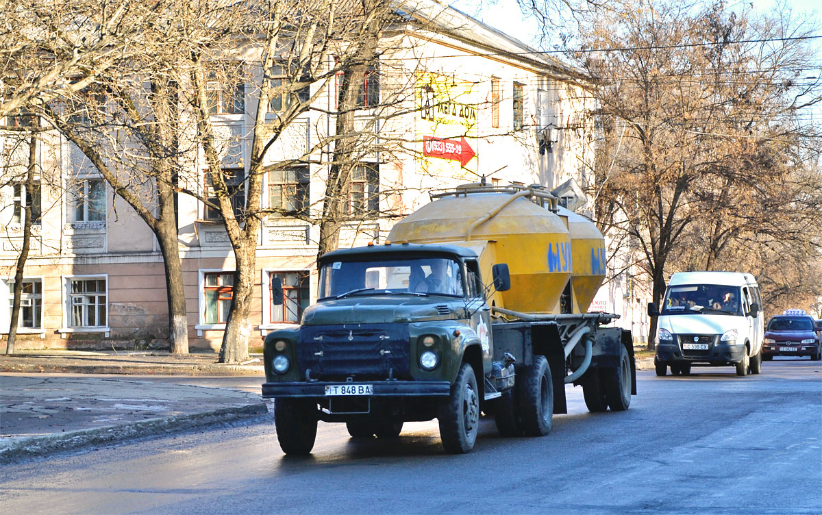 ЗиЛ-441510 #Т 848 ВА с полуприцепом-муковозом. Приднестровье, Тирасполь, улица 9 Января