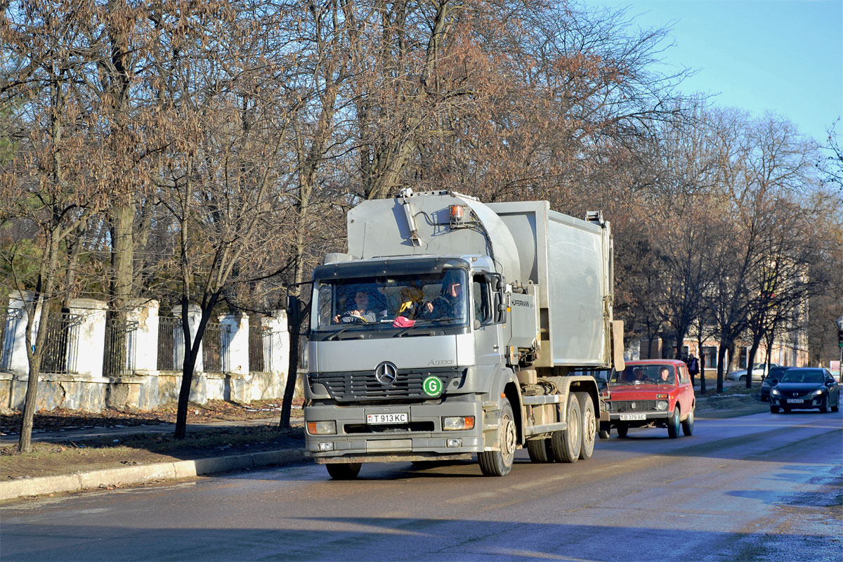 Мусоровоз на шасси Mercedes-Benz Atego* #Т 913 КС. Приднестровье, Тирасполь, улица 9 Января