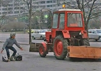 Коммунальная машина на базе трактора Т-25А1 "Владимирец". Кадр из к/ф «Кин-дза-дза́!», Мосфильм, 1986 г. Режиссёр Г. Данелия. Москва