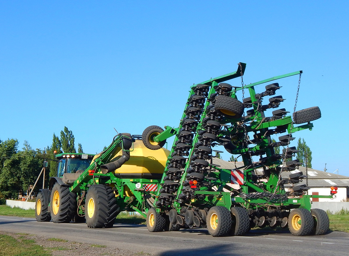Трактор John Deer 8345R в агрегате с пневматическим загрузчиком семян John Deer 1910 и широкозахватной пневматической сеялкой. Белгородская область, Алексеевский район, село Щербаково
