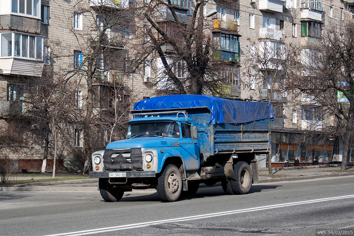 Автомобиль с бортовой платформой на шасси ЗиЛ-130 #AІ 1043 АВ. Киев, проспект 40-летия Октября