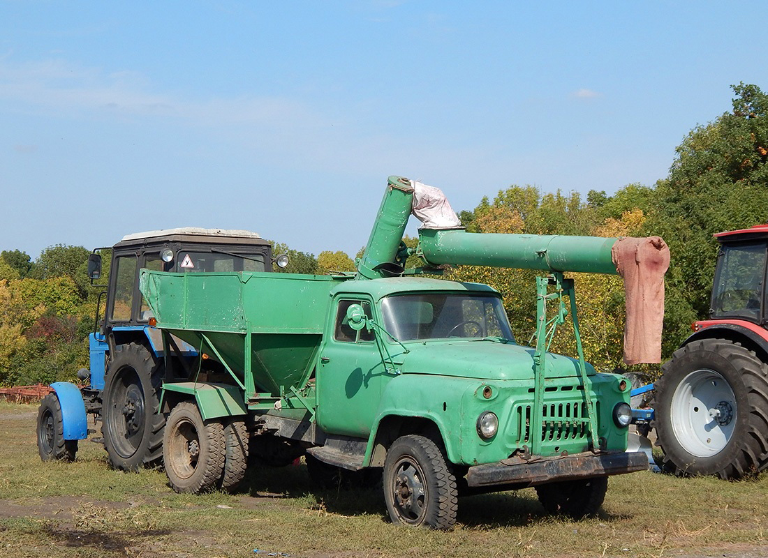 Автозагрузчик сеялок АС-2УМ на шасси ГАЗ-52-04 . Белгородская область, Новооскольский район, х. Фироновка