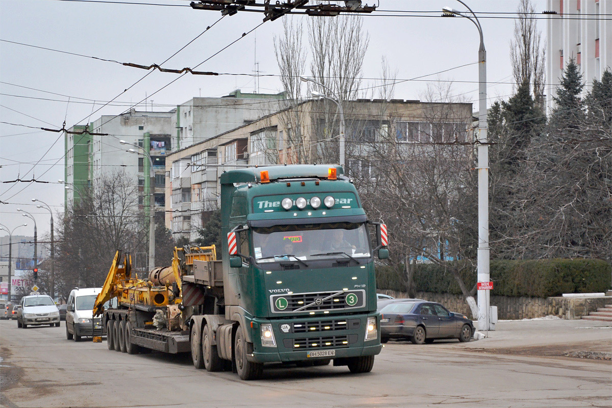Седельный тягач Volvo FH12 #ВН 5028 ЕС c полуприцепом-тяжеловозом. Приднестровье, Тирасполь, улица Карла Либкнехта