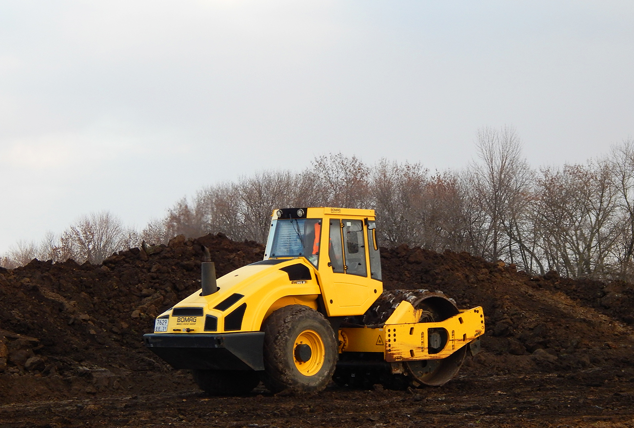 Каток-уплотнитель Bomag BW 213 D  #7629 ЕЕ 31. Белгородская область, Алексеевский район, автодорога Р-185 "Белгород - Павловск"