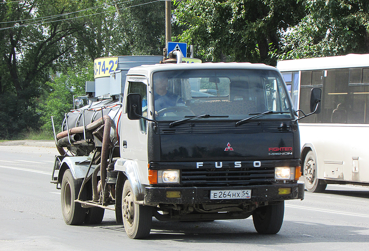 Вакуумная машина на шасси Mitsubishi Fuso Fighter #Е 264 НХ 54. Новосибирск, улица Одоевского