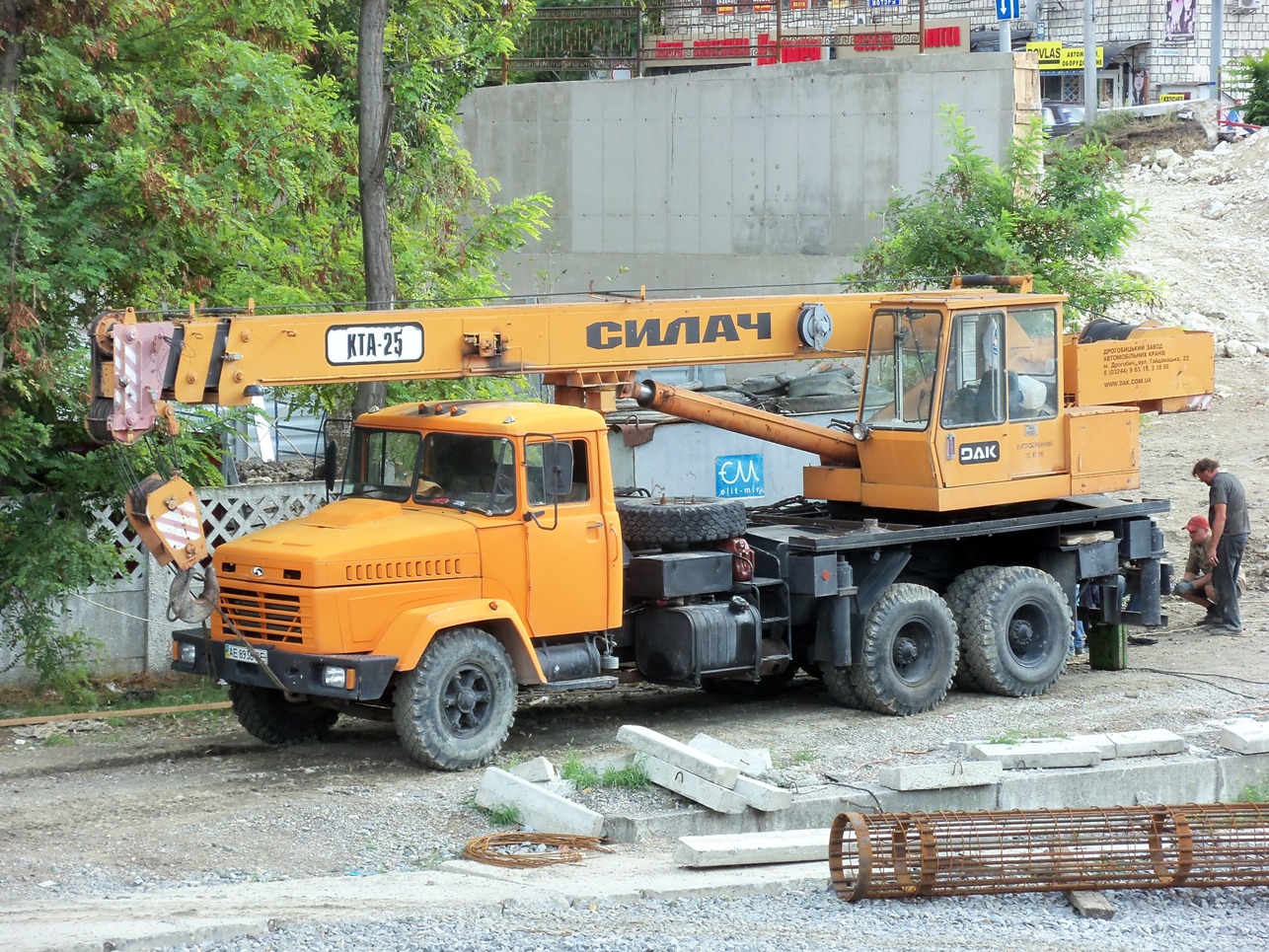 Кран КТА-25 "Силач" на шасси КрАЗ-65101 #АЕ 8938 ВЕ. Севастополь