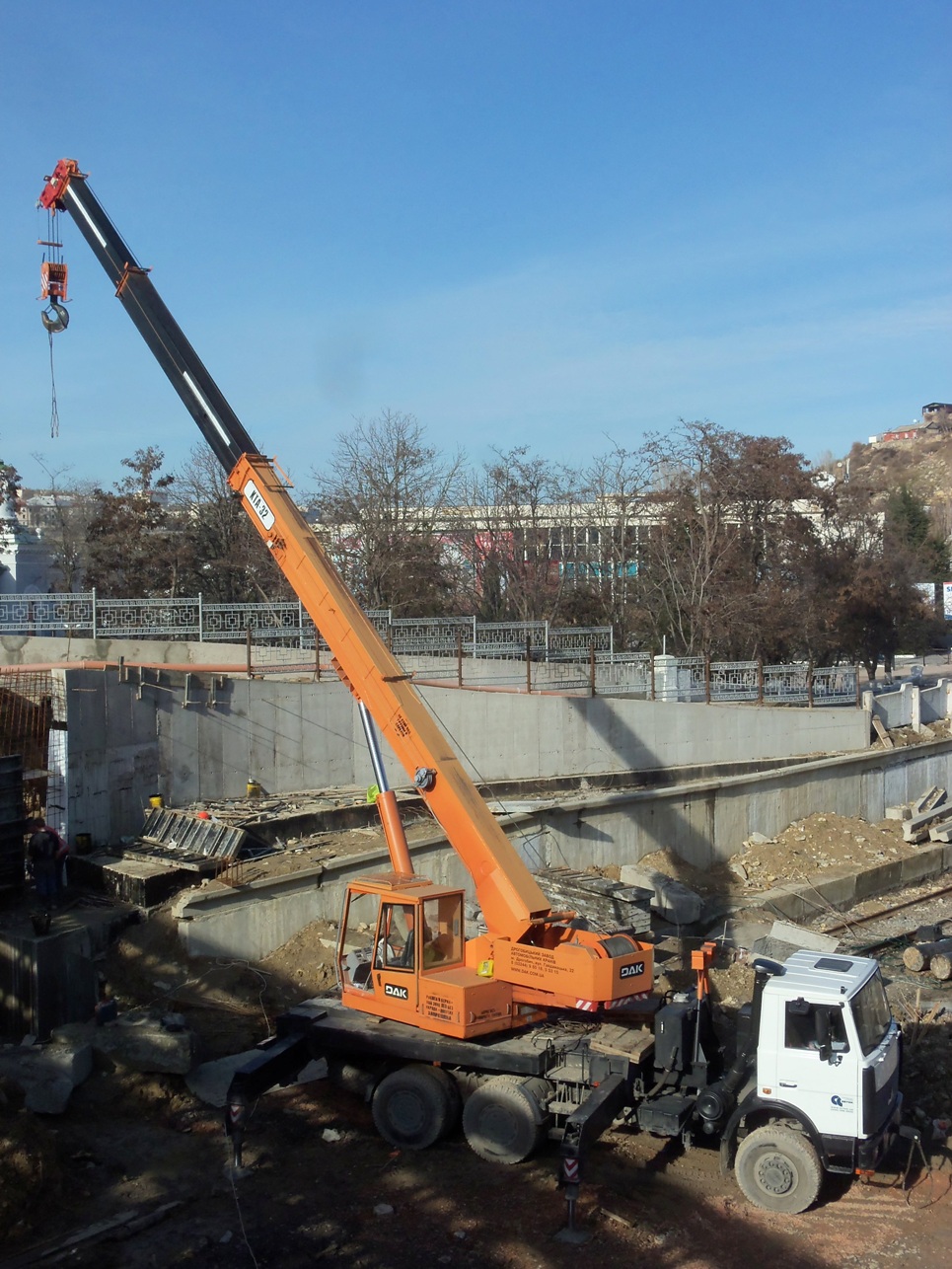 Кран КТА-32 на шасси МАЗ-6303А3. Севастополь