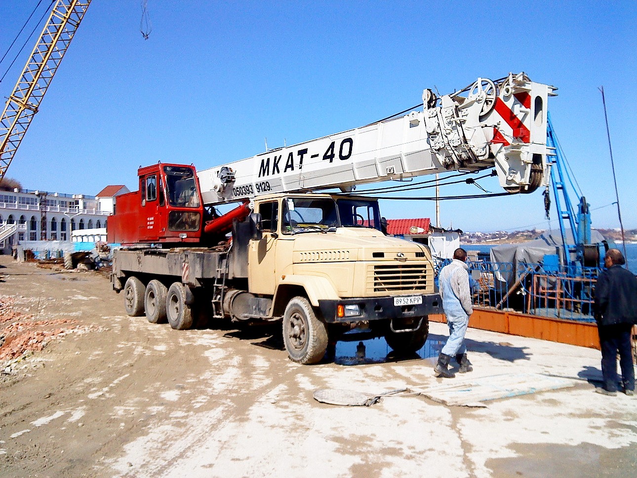 Кран МКАТ-40 на шасси КрАЗ-65101 #8952 КРР. Севастополь