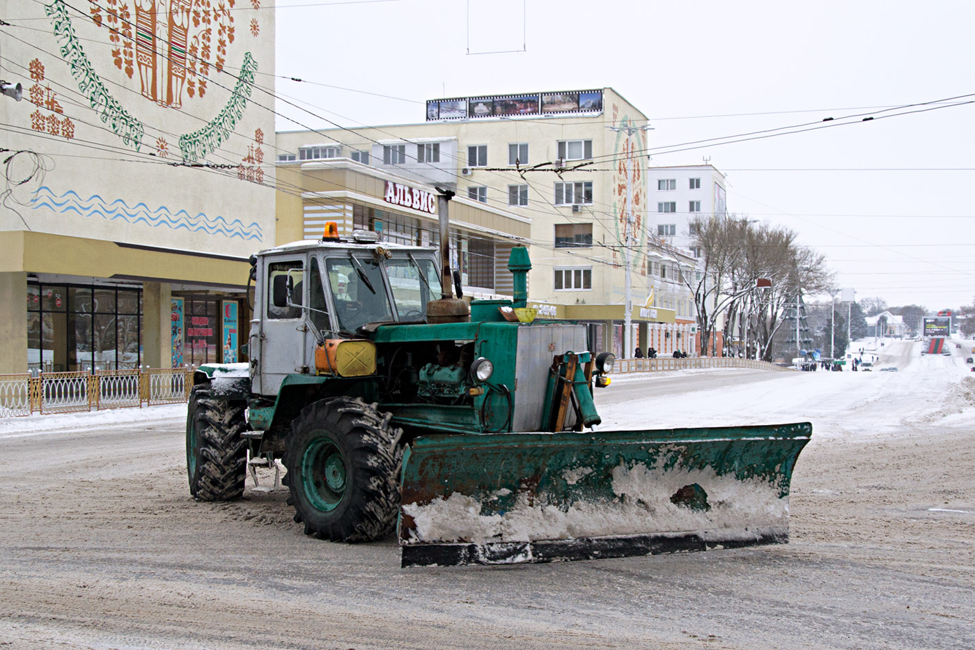 Трактор Т-150К с отвалом #822 ТА. Приднестровье, Тирасполь, Площадь Суворова