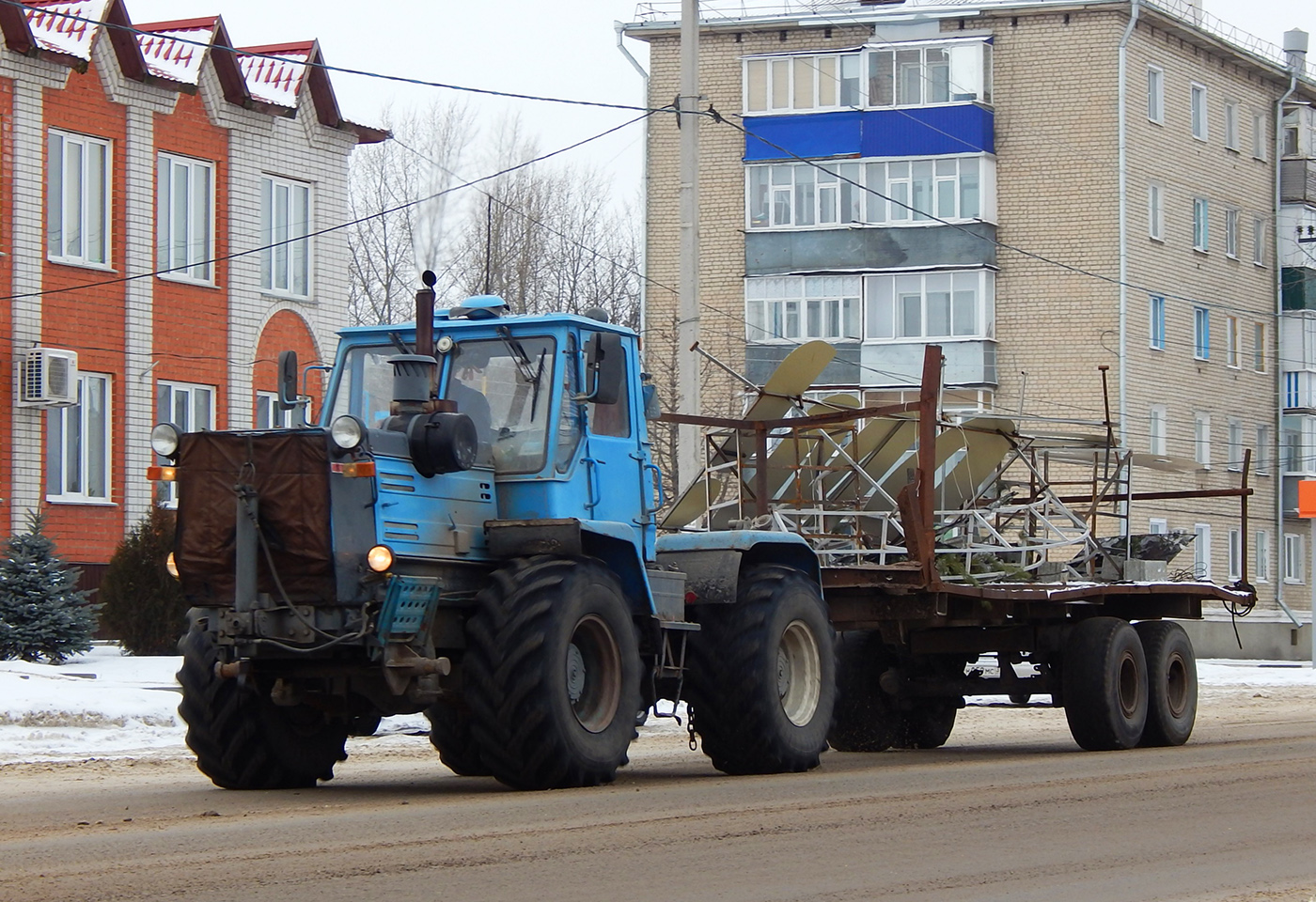 Трактор Т-150К # 0791 ЕС 31 с двухосным полуприцепом. Белгородская область, г. Алексеевка, улица Маяковского