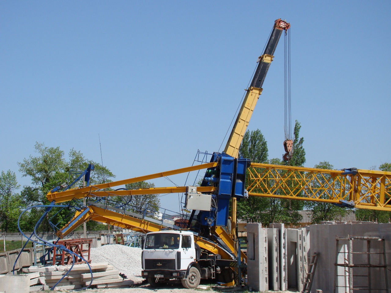 Кран КС-45717А-1 на шасси МАЗ-6303 #199-19 КО , поврежденный упавшим башенным краном. Крым, Симферополь