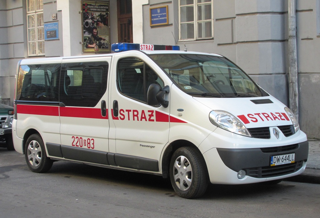 Служебный микроавтоус пожарной службы Renault Trafic Passenger #DW 644  LL. Львов, улица Театральная