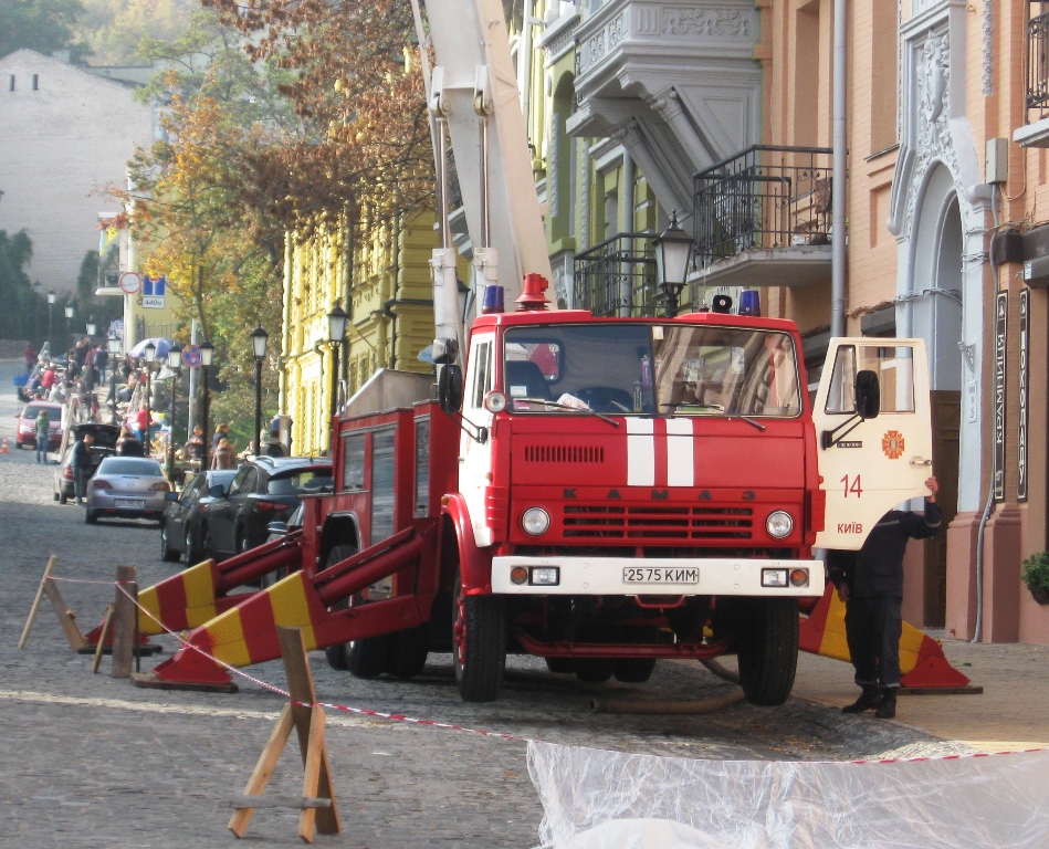 Коленчатый подъёмник Bronto Skylift F30-3 на шасси КамАЗ-53213  #2575 КИМ. Киев, Андреевский спуск